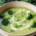 Brokkoli-Suppe mit Kartoffeln und Sahne