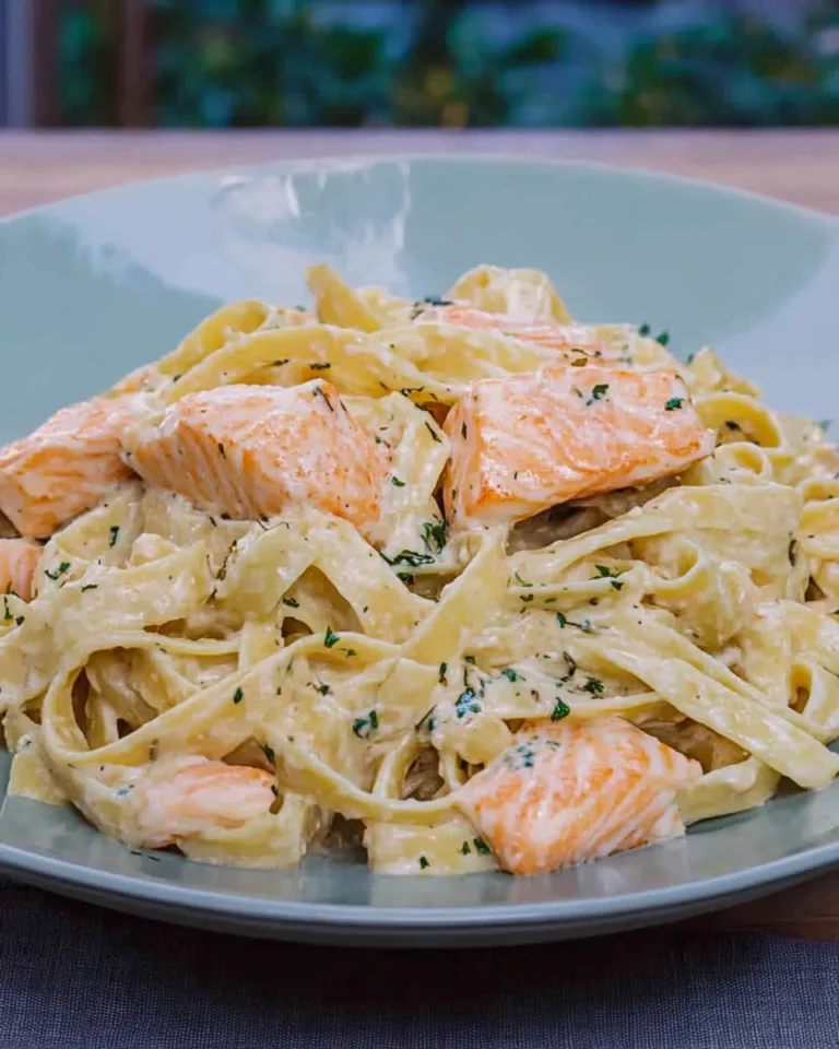 Pasta mit Lachs und Sahnesoße